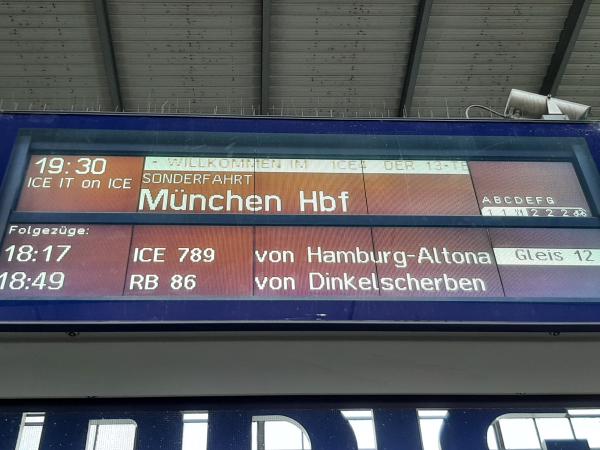 Der Münchner Hauptbahnhof begrüßt uns auf dem Anzeiger
